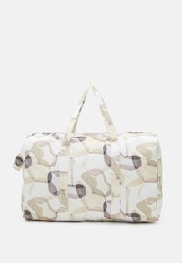 Velká měkká sportovní taška s béžovým, taupe a světle šedým abstraktním vzorem, dvěma držadly a bočním zipem na bílém pozadí.