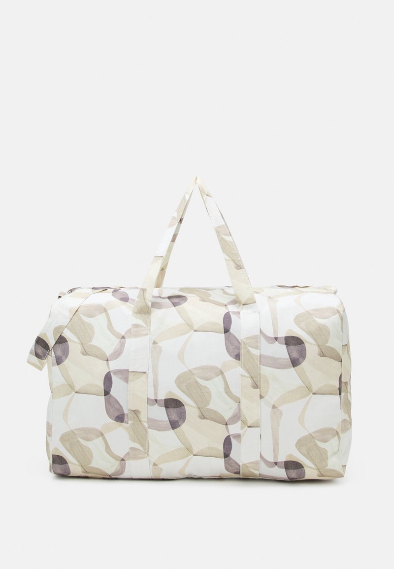 Velká měkká sportovní taška s béžovým, taupe a světle šedým abstraktním vzorem, dvěma držadly a bočním zipem na bílém pozadí.
