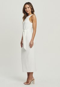 TUSSAH EMERSYN - Pouzdrové šaty - white