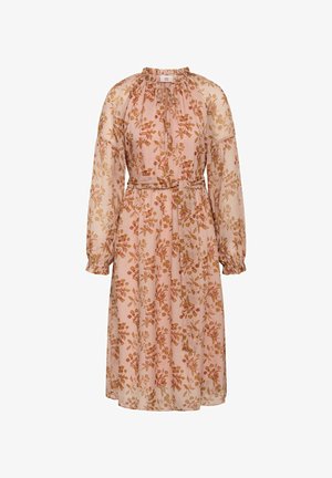 Robe midi fleurie en tissu rose transparent avec un col froncé, des manches longues et une ceinture à la taille. Présente un motif floral délicat dans des tons chauds.