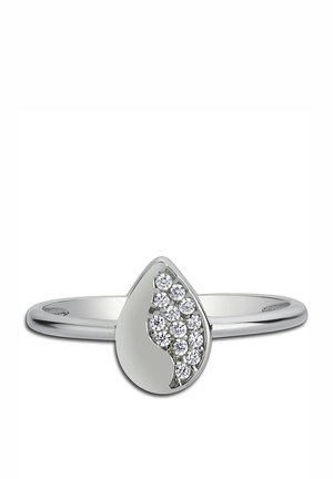 Bague en argent avec un motif central en forme de goutte orné de pierres rondes et transparentes sur un côté ; anneau lisse avec une finition polie.