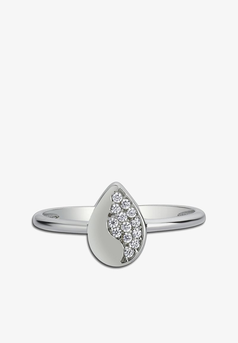 Bague en argent avec un motif central en forme de goutte orné de pierres rondes et transparentes sur un côté ; anneau lisse avec une finition polie.