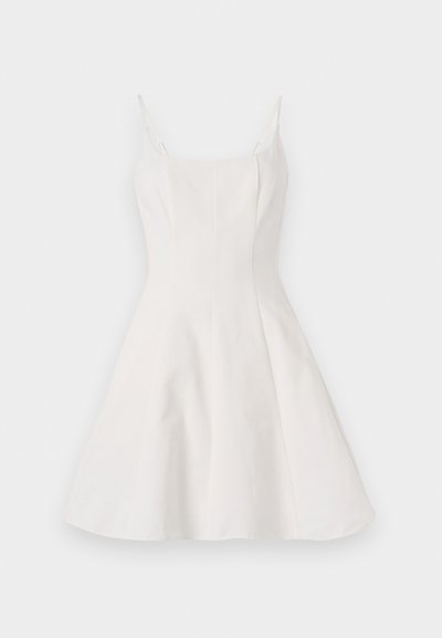Robe blanche en A à fines bretelles, dotée d'un corsage ajusté et d'une jupe évasée. Fabriquée dans un tissu lisse avec un design épuré et minimal.
