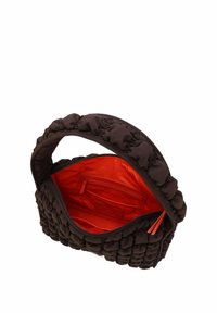 Bruine gewatteerde handtas met een geplooid ontwerp, voorzien van een levendige rode binnenkant en een zak met ritssluiting. Het handvat is gevoerd voor comfort.