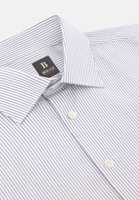 Weißes Hemd mit blauen vertikalen Streifen, Knopfleiste, klassischem Kragen und einem Etikett mit der Aufschrift "BOGGI". Weicher Stoff mit glatter Textur.