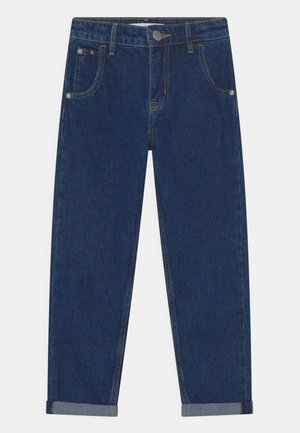 Jeans in denim blu scuro con orli risvoltati, chiusura frontale con bottone e cerniera, passanti per cintura e design a cinque tasche con piccola targhetta con logo.