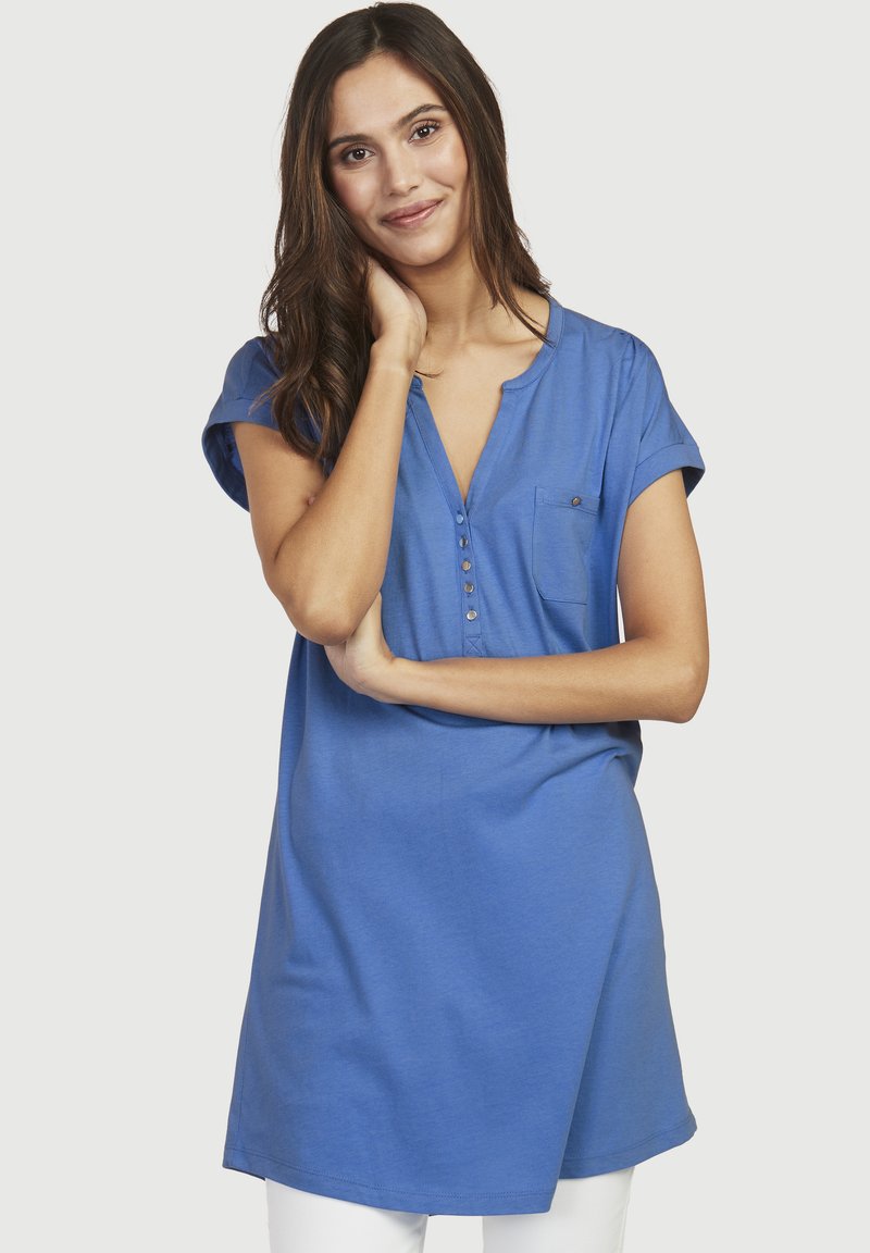 Blaues kurzärmliges Tunika-Shirt aus glattem Stoff, mit V-Ausschnitt, Knopfleiste und einer einzelnen Brusttasche.