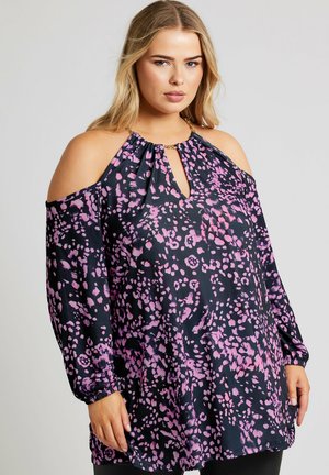 Koudschouderblouse in zwarte stof met roze abstracte patronen, voorzien van een keyhole-halslijn en accenten in goudkleurig hardware.