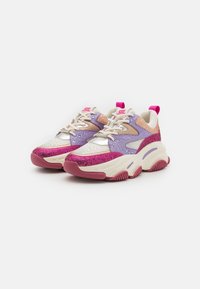 Paksudest sneakersid musteriga, mis sisaldab sädelevaid violette, roosasid ja kreemikaid toone. Omab tekstuurset võrkkanga ja kummist tallaga, millel on sooned haarde jaoks.