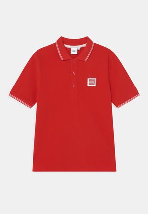 Rotes Poloshirt aus Baumwolle, mit einfarbiger Gestaltung, einem Knopfleiste mit drei Knöpfen und weißen Streifenakzenten am Kragen und an den Ärmeln.