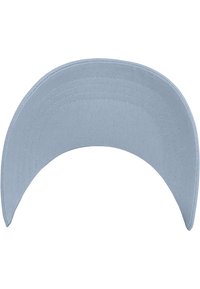 Berretto da baseball azzurro chiaro, realizzato in cotone, presenta una visiera curva e una superficie testurizzata con dettagli cuciti lungo i bordi.