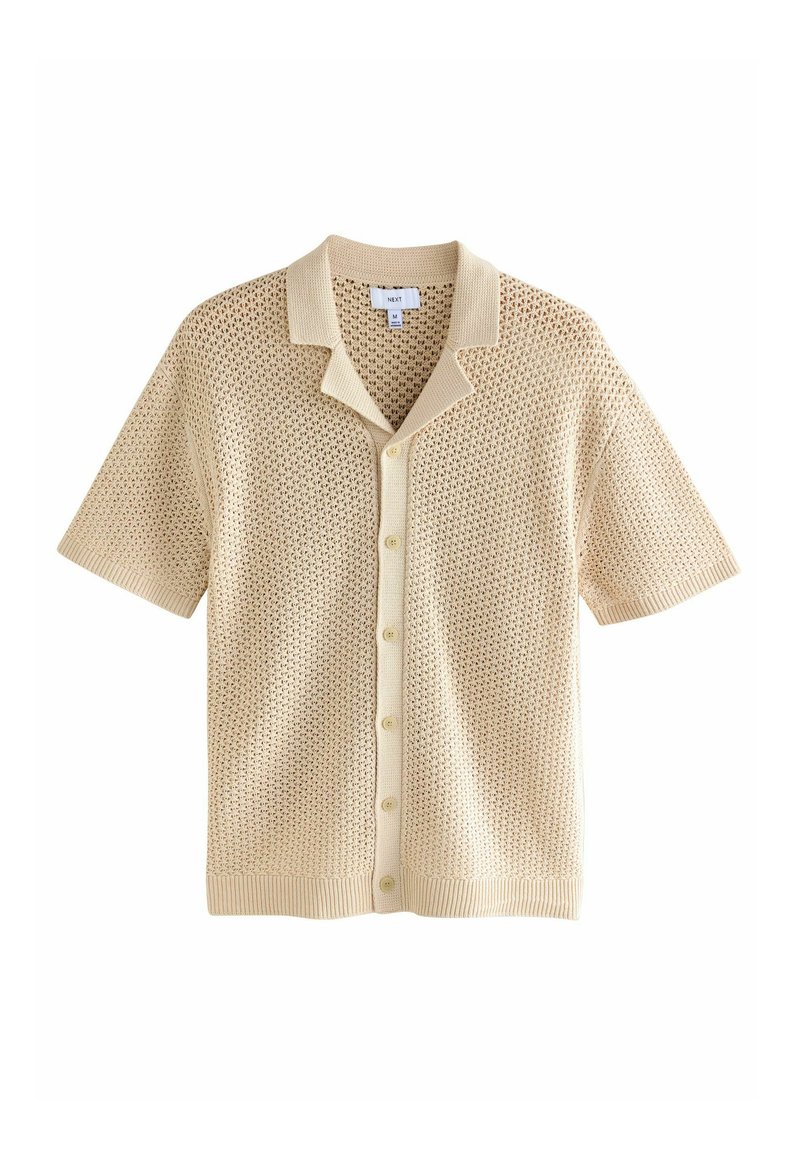 Beige gestrickte kurzärmelige Strickjacke mit einem strukturierten offenen Gewebe, Knopfverschluss und Kragen, mit gerippten Abschlüssen und einem lockeren Schnitt.