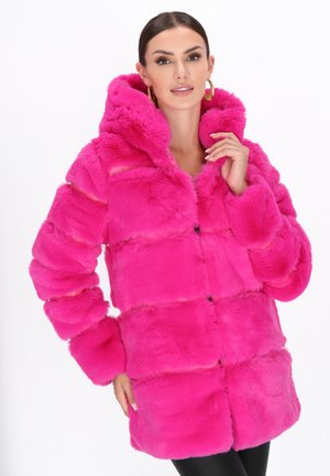 Faux fur jas in felroze met een volledige capuchon, knoopsluiting en brede, pluizige mouwen. Kenmerkt zich door een puffy vierkant ontwerp met een zachte textuur.