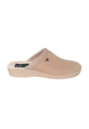 Zapatilla beige tipo slip-on con parte superior de malla texturizada, forro interior suave y suela resistente, diseñada para la comodidad en interiores.