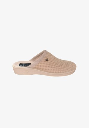 Zapatilla beige tipo slip-on con parte superior de malla texturizada, forro interior suave y suela resistente, diseñada para la comodidad en interiores.