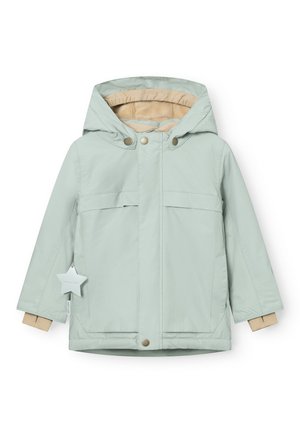 Hellgrüne Jacke mit Kapuze, gefüttert mit beige Innenfutter, zwei Fronttaschen und einem sternförmigen Akzent am Ärmel.