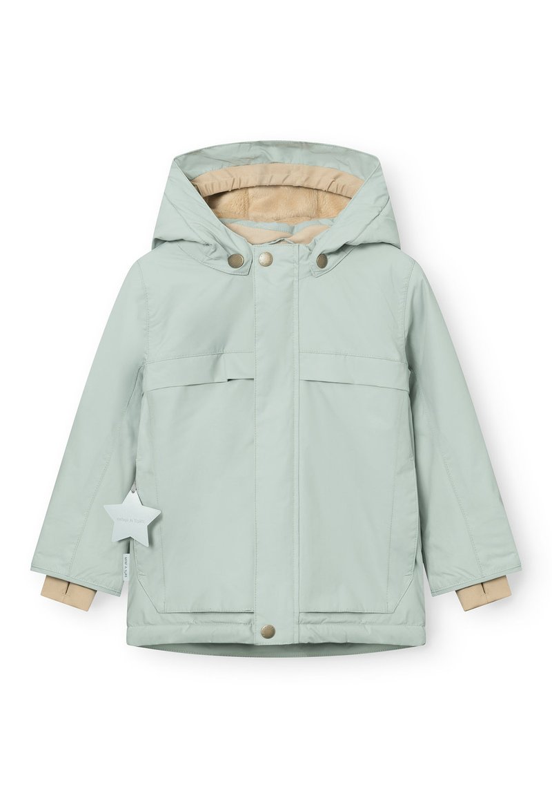 Lys grønn jakke med hette, som har en beige foret innside, to frontlommer og en stjernesformet detalj på ermet.