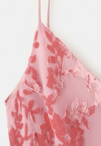 Top rosa con spalline sottili, caratterizzato da un motivo floreale in velluto rosso e dettagli in tessuto trasparente.