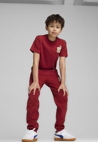 Puma MID 90S GRAPHIC TEE - Camiseta estampada - intense red
