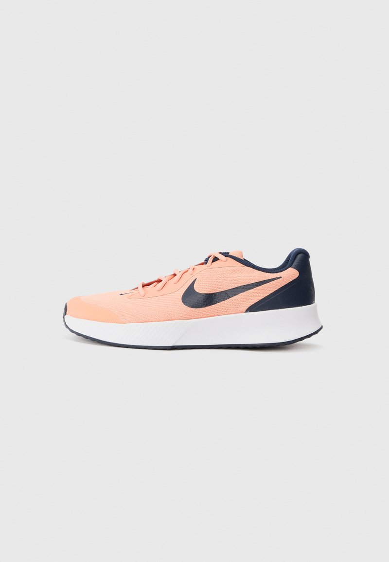 Chaussure de course Nike en pêche avec des accents navy, dotée d'un upper en mesh respirant, d'un bout arrondi et d'une semelle blanche amortissante.