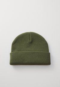 Berretto verde in maglia con risvolto, caratterizzato da una texture liscia e una parte superiore rotonda. Realizzato in materiale morbido per garantire calore.