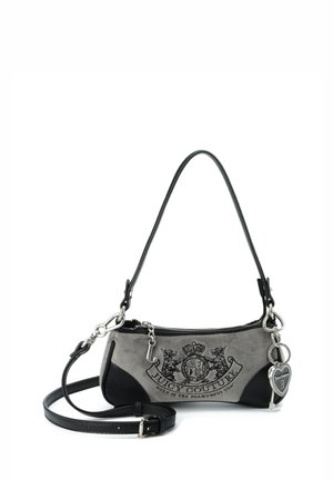 Kleine graue und schwarze Juicy Couture Handtasche mit zwei Trägern, Reißverschluss und einem herzförmigen Anhänger an einer Seite.