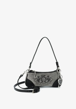 Mała szaro-czarna torebka Juicy Couture z podwójnymi paskami, zamkiem błyskawicznym i zawieszką w kształcie serca przymocowaną do jednej strony.