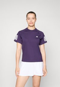 Paarse sport T-shirt met korte mouwen, voorzien van witte drie-strepen accenten op de mouwen en een klein wit logo op de borst.