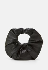 Zwarte leren tas met een unieke ronde opening, voorzien van een geplooid ontwerp en een gladde textuur, geschikt voor verschillende gelegenheden.