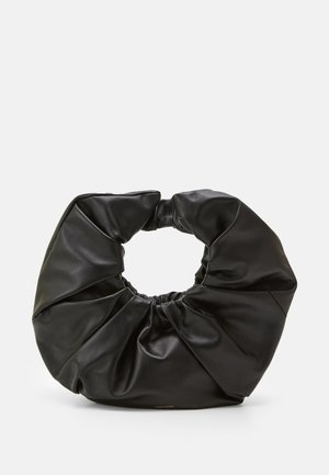 Sort lædertaske med en unik rund åbning, der har et samlet design og en glat tekstur, velegnet til forskellige anledninger.