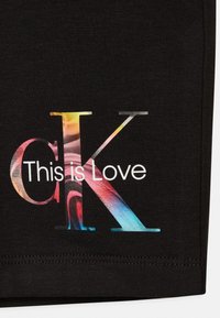 Calvin Klein Jeans PRIDE MONOGRAM CYCLING UNISEX - Šortky - ck black