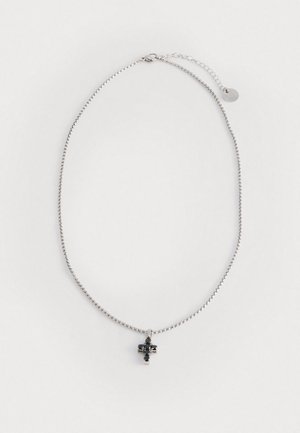 Collana d'argento con una sottile catena, caratterizzata da un piccolo ciondolo a forma di croce in pietra nera. Luminosità sottile e design delicato.