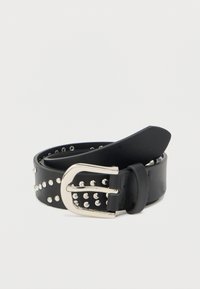 Μαύρη δερμάτινη ζώνη με ασημένια ορθογώνια αγκράφα, διακοσμημένη με νίκελ λεπτομέρειες κατά μήκος του ιμάντα και με ομαλή υφή.