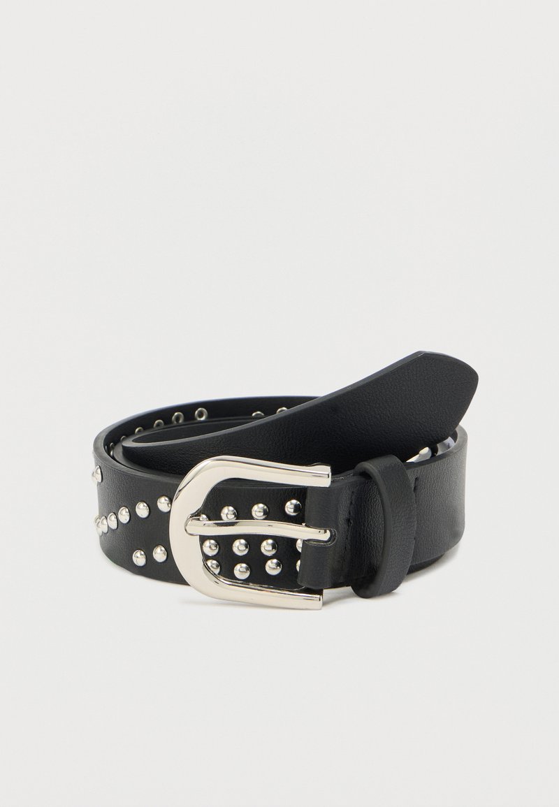 Μαύρη δερμάτινη ζώνη με ασημένια ορθογώνια αγκράφα, διακοσμημένη με νίκελ λεπτομέρειες κατά μήκος του ιμάντα και με ομαλή υφή.
