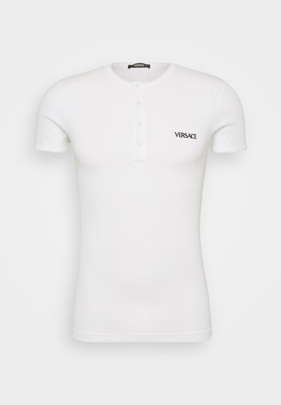 Weißes Baumwoll-T-Shirt mit kurzen Ärmeln und einem Henley-Ausschnitt mit drei Knöpfen sowie einem kleinen schwarzen "VERSACE"-Logo auf der Brust.