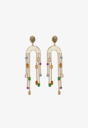 Orecchini in tono dorato con un design arcobaleno, caratterizzati da catene in cascata e varie gemme colorate in verde, blu, rosa, viola e ambra.