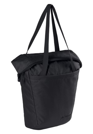Schwarze Stofftasche mit Rollverschluss, verstellbaren Trägern und Fronttasche. Texturierte Oberfläche mit einem dezenten Muster.