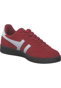 Baskets en daim rouge avec des accents en cuir blanc et deux rayures horizontales, semelle en caoutchouc noir et design classique à lacets.