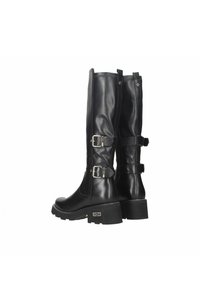 Botas de cuero negro hasta la rodilla con punta redonda, tacón grueso de plataforma y dos hebillas plateadas en el lateral.