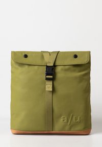 Grüne Nylon-Tasche mit umklappbarem Deckel, ausgestattet mit einer schwarzen Schnalle und einem Druckknopfverschluss, einem hellbraunen Lederboden und einem geprägten Logodetail.