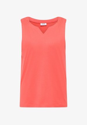Koralowy damski top bez rękawów z marszczonymi detalami na ramionach i wycięciem przy dekolcie, wykonany z miękkiego materiału.