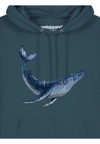 Teal hoodie gemaakt van zachte stof, met een walvisafbeelding in verschillende tinten blauw. Inclusief een voorzak en trekkoorden.