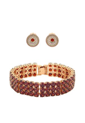 Złota bransoletka z trzema rzędami ciemnoczerwonych kamieni szlachetnych oraz pasujące okrągłe kolczyki na sztyfcie z wielokolorowymi kamieniami i centralnym czerwonym kamieniem.