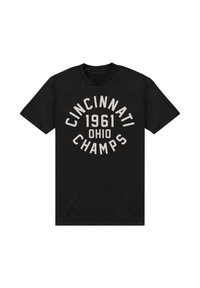 Černé tričko s béžovým textem: "Cincinnati 1961 Ohio Champs" v tučném, zakřiveném velkém písmu na přední straně.