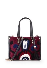 Borsa tote in tessuto testurizzato bordeaux scuro, con motivi astratti blu e bianchi, rifiniture in pelle nera, accessori in oro e un manico staccabile.
