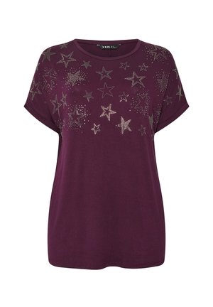 T-shirt violet à manches courtes avec une coupe décontractée, arborant des motifs d'étoiles argentées et des embellissements sur le devant. Tissu en coton doux.