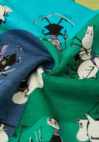 Tessuto di cotone con motivi colorati di personaggi fantasiosi in tonalità di blu e verde, con una texture morbida e illustrazioni giocose.