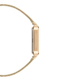 Montre connectée en métal doré avec un boîtier rectangulaire élégant, un écran argenté lisse et un bracelet en chaîne tressée, présentant une finition polie.