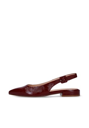 Bordeaux lakleren slingback platte schoen met eenpuntige neus en een kleine blokhak, voorzien van een verstelbare gesp.