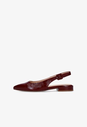 Scarpa ballerina slingback in pelle verniciata bordeaux con punta affilata e piccolo tacco a blocco, dotata di cinturino regolabile con fibbia.